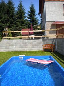 Bazén v ubytovaní Apartments in Bublava - Erzgebirge 1704 alebo v jeho blízkosti