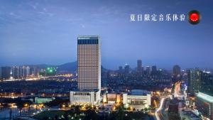 无锡无锡君来洲际酒店的夜晚的城市天际线与高楼