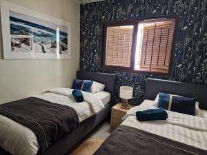 Un dormitorio con dos camas y una ventana. en Apartamento acogedor en San Juan, cerca de la playa - ES-376-21, en Pulpí 27 fotos más