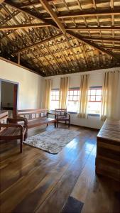 um quarto amplo com pisos e janelas em madeira em Pouso Aconchego - 350m Maria Fumaça em Tiradentes