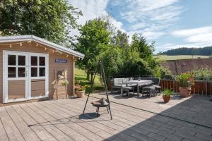 a patio with a table and a shed at Ferienwohnung Landliebe in Niederbach