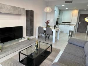 una sala de estar con un sofá y una mesa en Apartamento acogedor en San Juan, cerca de la playa - ES-376-36, en Pulpí