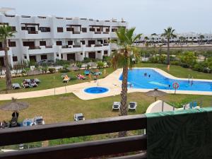 Una vista de una piscina en un resort. en Apartamento acogedor en San Juan, cerca de la playa - ES-376-36, en Pulpí