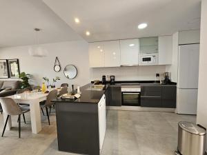 a kitchen and dining room with a table and chairs at Apartamento encantador con piscina compartida a 500m de la playa - ES-376-16 in Pulpí