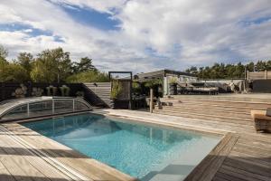 Bazén v ubytování Spacious and exclusive house in Stenungsund with pool, sauna and close to the sea nebo v jeho okolí