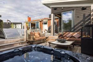 Posezení v ubytování Spacious and exclusive house in Stenungsund with pool, sauna and close to the sea