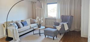 Posezení v ubytování Spacious and exclusive house in Stenungsund with pool, sauna and close to the sea