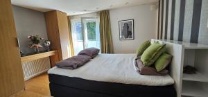 Postel nebo postele na pokoji v ubytování Spacious and exclusive house in Stenungsund with pool, sauna and close to the sea