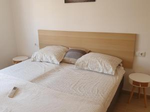 Bett mit einem Kopfteil aus Holz und 2 Kissen in der Unterkunft Casa acogedora cerca de la playa en San Juan de los Terreros - ES-376-9 in Pulpí + 26 Fotos