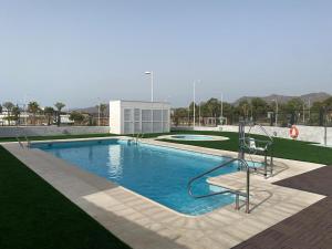 einem Pool mit Rutsche im Gras in der Unterkunft Casa acogedora cerca de la playa en San Juan de los Terreros - ES-376-9 in Pulpí