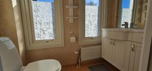 Koupelna v ubytování Spacious and exclusive house in Stenungsund with pool, sauna and close to the sea