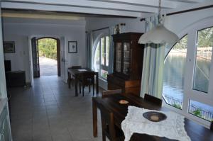 a living room with a table and a view of the water at Villa Pachino in Frikes