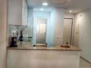 blat kuchenny ze zlewem i lustrem w obiekcie Encantador apartamento en San Juan de los Terreros - ES-376-31 w mieście Pulpí +16 zdjęć