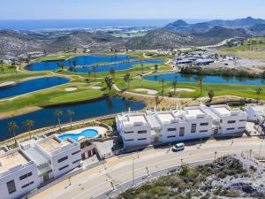 vista aerea di un resort con campo da golf di Apartamento en Andalucía para 4 pers. con piscina y WiFi, cerca de la playa - ES-376-37 a Pulpí