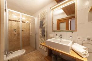 Koupelna v ubytování Mühlanderhof Apt Klopairspitze + 24 fotografií