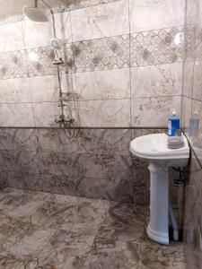 ein Badezimmer mit Waschbecken und Dusche in der Unterkunft Sulut Guest House in İsmayıllı