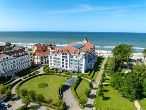 eine Luftaufnahme eines Resorts in der Nähe des Ozeans in der Unterkunft Meeresblick Wohnung 408 in Kühlungsborn