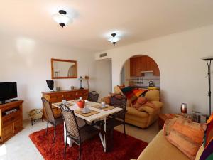 Posezení v ubytování Apartamento con Piscina Comun. y Aire Acond. en San Juan de los Terreros - ES-376-34