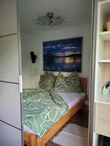 a small bed in a small room in a room at Don Papas Büruh Apartment in Velden am Wörthersee