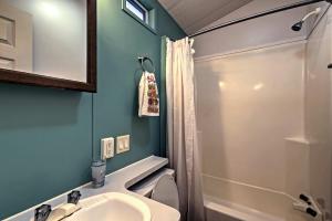 Bilik mandi di Resort Cabin 1 Mi to Middle Bass Island State Park +27 gambar