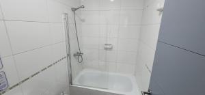 Et badeværelse på Apartment with Ideal Location + 11 billeder