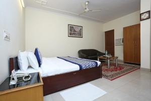 Ένα ή περισσότερα κρεβάτια σε δωμάτιο στο Hotel O Kalkaji Residency Bnb Near Lotus Temple