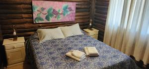 a bedroom with a bed with two towels on it at Cabin in Protrerillos near Mendoza River in Potrerillos