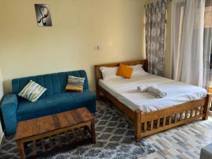 Postel nebo postele na pokoji v ubytování Brima Mangu Apartments, Bamburi Studio