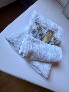 a pair of towels sitting on a white table at VILLA MÀRCATO tra Monti & Mare in San Vito lo Capo +35 photos