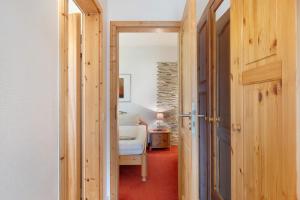 einen Flur mit einer Tür zum Schlafzimmer in der Unterkunft Gästehaus Himmelswiese Ingo Reetz in Schönwald