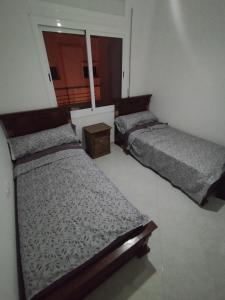 Un pat sau paturi într-o cameră la Appartement ensoleillé tanger