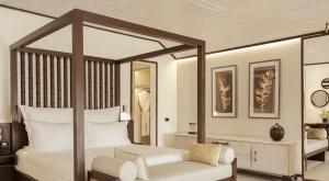 una camera con letto a baldacchino e cuscini bianchi di Carlisle Bay a Old Road