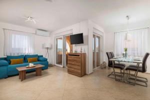 Una sala de estar con un sofá azul y una mesa. en Apartment in Klimno - Insel Krk 49859, en Klimno