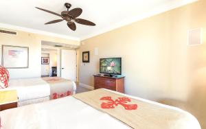 KBM Resorts Spacious 5-Bedroom Honua Kai Collection Multi Unit Listing Same Floor Ocean Views 2 Free Rental Cars HKH-60309電視和／或娛樂中心