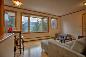 Inviting Alaska Apartment with Mountain Views & Easy Trail Access near Downtown Juneau的休息区