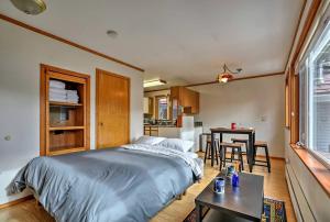 Inviting Alaska Apartment with Mountain Views & Easy Trail Access near Downtown Juneau客房内的一张或多张床位