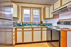 Inviting Alaska Apartment with Mountain Views & Easy Trail Access near Downtown Juneau的厨房或小厨房