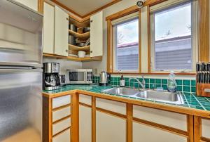 Inviting Alaska Apartment with Mountain Views & Easy Trail Access near Downtown Juneau的厨房或小厨房