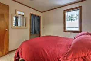 Inviting Alaska Apartment with Mountain Views & Easy Trail Access near Downtown Juneau客房内的一张或多张床位