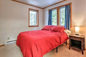 朱诺Inviting Alaska Apartment with Mountain Views & Easy Trail Access near Downtown Juneau的一间卧室设有红色的床和2个窗户。