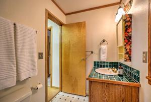 朱诺Inviting Alaska Apartment with Mountain Views & Easy Trail Access near Downtown Juneau的带水槽、马桶和淋浴的浴室 更多37张照片