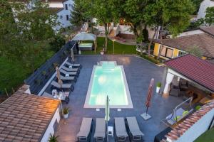 Bazén v ubytovaní Apartments in Porec - Istrien 42535 alebo v jeho blízkosti
