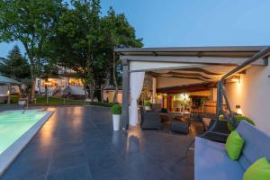 Bazén v ubytovaní Apartments in Porec - Istrien 42535 alebo v jeho blízkosti