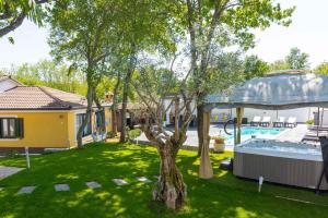 Bazén v ubytovaní Apartments in Porec - Istrien 42535 alebo v jeho blízkosti