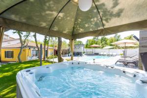 Bazén v ubytovaní Apartments in Porec - Istrien 42535 alebo v jeho blízkosti