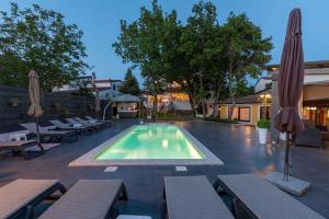 Bazén v ubytovaní Apartments in Porec - Istrien 42535 alebo v jeho blízkosti