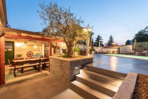 Bazén v ubytovaní Apartments in Porec - Istrien 42535 alebo v jeho blízkosti