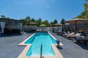 Bazén v ubytovaní Apartments in Porec - Istrien 42535 alebo v jeho blízkosti