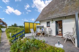 ヘルヌムにあるHaus Hildebrandの茅葺き屋根のコテージ、パティオが備わります。