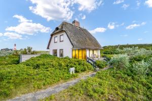 ヘルヌムにあるHaus Hildebrandの茅葺き屋根の小さな白い家 +14枚の写真